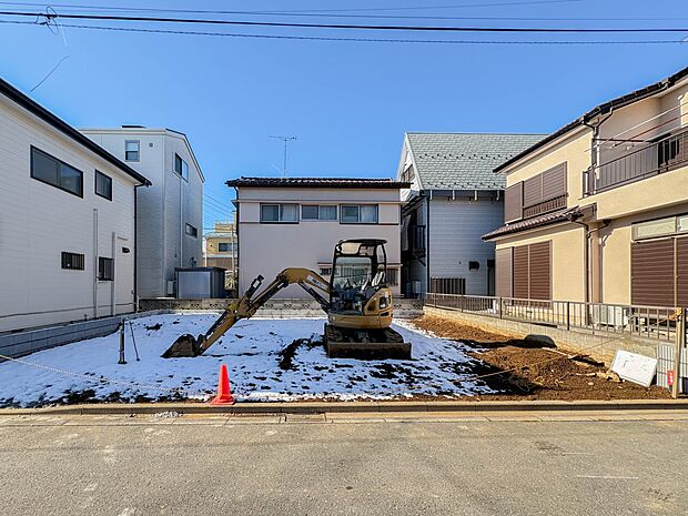 【外観】堂々たる趣ながら、主張し過ぎずどこか余裕を感じさせるシャープなフォルムで佇む邸宅は、晴天の空と照らし合わせる事で、本来あるべき完成形の姿を見せてくれます。