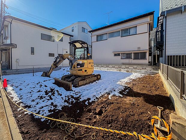 【外観】堂々たる趣ながら、主張し過ぎずどこか余裕を感じさせるシャープなフォルムで佇む邸宅は、晴天の空と照らし合わせる事で、本来あるべき完成形の姿を見せてくれます。