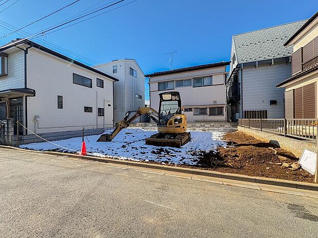 【前面道路】家の前をまっすぐの通りが走っている。クルマは少なく、人々は毎朝、ウォーキング、ジョギング、犬の散歩など、フリーな朝時間を過ごしている。