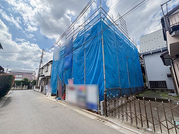 【前面道路】家の前をまっすぐの通りが走っている。クルマは少なく、人々は毎朝、ウォーキング、ジョギング、犬の散歩など、フリーな朝時間を過ごしている。