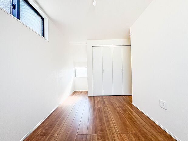 1号棟【洋室】お子様のお部屋にぴったりなクロークを備えたフローリング仕様の洋室です。