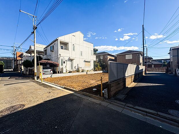 落ち着いた住宅地の前を緑多いストリートが走っています。クルマが少ないので、お子さまは遊びに集中できます。