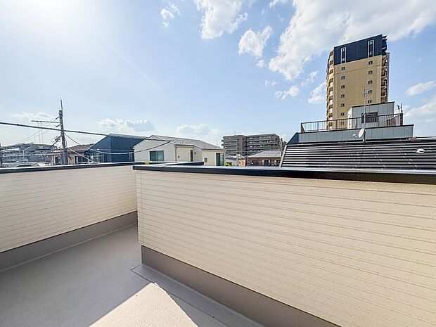 1号棟【バルコニー】 バルコニーから差し込む陽光・通風は、住環境・快適性と共に有り続ける貴重な「財産」です。