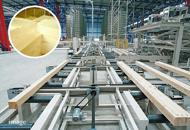 プレカット材は、従来の建築現場で木材を加工していた方法に比べ、均一な部材を安定して調達できます。精度・強度の高い、高品質なプレカット材をしようしているからこそ地震に強く安全な家になります。