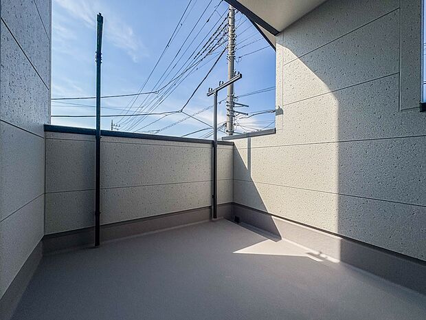 【バルコニー】 バルコニーから差し込む陽光・通風は、住環境・快適性と共に有り続ける貴重な「財産」です。