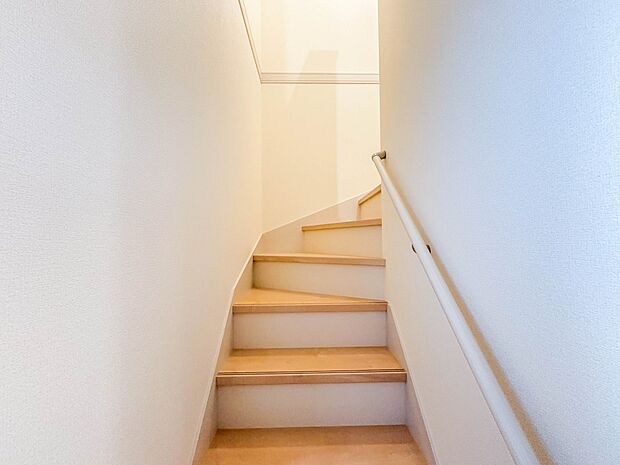 【手すり付階段】手すりがないと階段の昇り降りで危険なことはもちろん、壁に手をつきながら歩くことで壁紙が汚れやすくなります。すべての方に快適に昇り降りしていただくため、手すりを設置しました。