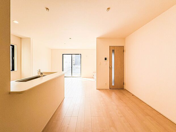 【ダイニングキッチン】会話でホッとコミュニケーションできるリビング。料理でホッとハピネスになるキッチンなど。人をホッとさせる最新設備・仕様を採用しています。