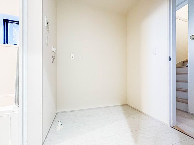 【脱衣所】脱衣所、洗面所は小さなプライベートスペース。歯磨き、洗顔と毎日施す個人空間。