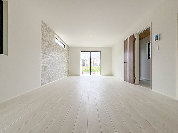 【LDK20帖】リビングルームの窓を開けると心地よい南風が入ってくる。キッズルームの窓を開けるとやさしい微風が入ってくる。家の中に風の道がある。風を生活の中で体験できる家。