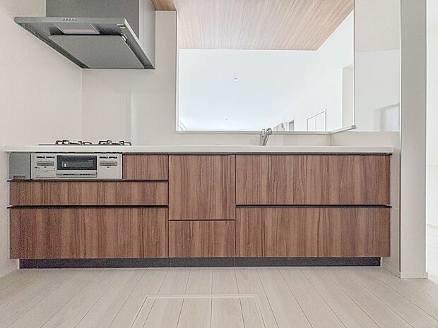 【キッチン】ナチュラルな自然光の中での調理。お洒落な食器類を余裕で収納できるスペース。動きやすい女性目線のキッチン動線。これからはお料理をつくる時間が劇的に変わります。