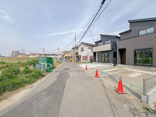 【前面道路5】車の通行が少ないので、静かな住環境を維持することができます。