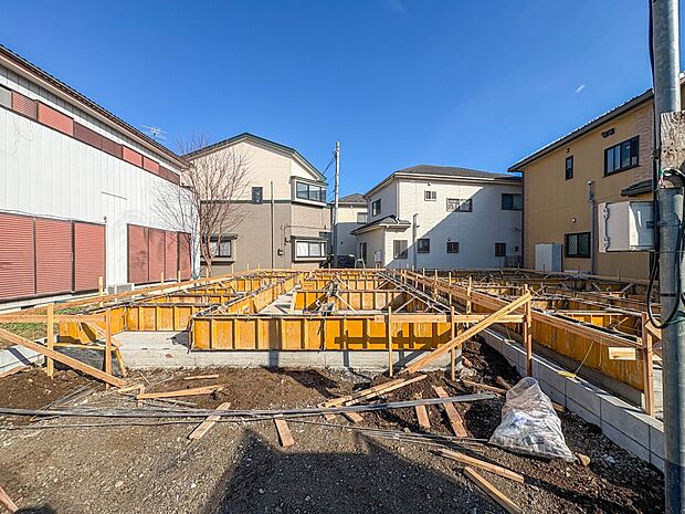 【現地】陽あたりの良さは必須条件。家族の温かさと陽光の暖かさ、楽しい毎日と明るい未来を予感させる。