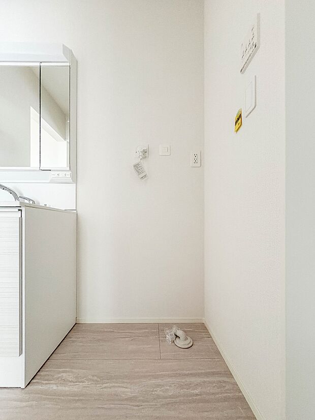 【ランドリースペース】毎日使う洗濯機。しっかりと奥行きのある置き場が確保されています。