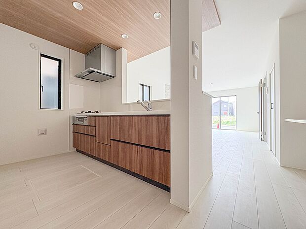 【LDK20帖】忙しい朝でも家族揃って食事をしたいゆとりあるダイニングスペース。