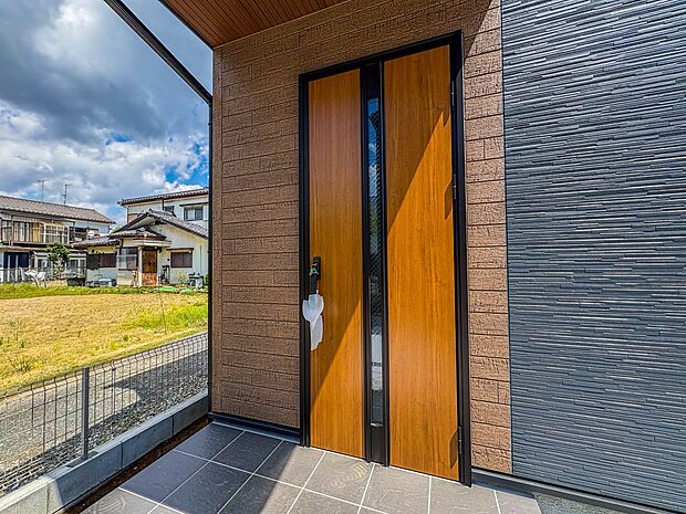 【玄関】家の顔となる玄関は、高いデザイン性が求められます。高級感と断熱性、防犯性に優れた玄関ドアを標準装備。ピッキング対策のセキュリティサムターン等、防犯に考慮しました。