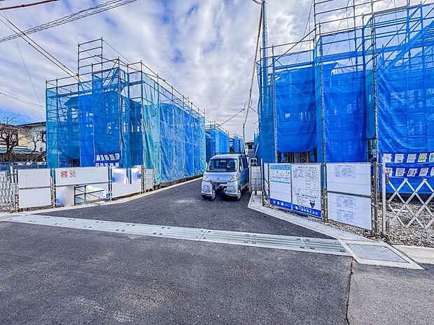 【外観】堂々たる趣ながら、主張し過ぎずどこか余裕を感じさせるシャープなフォルムで佇む邸宅は、晴天の空と照らし合わせる事で、本来あるべき完成形の姿を見せてくれます。