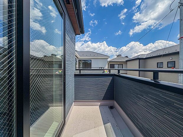 2号棟【バルコニー】  バルコニーから差し込む陽光・通風は、住環境・快適性と共に有り続ける貴重な「財産」です。
