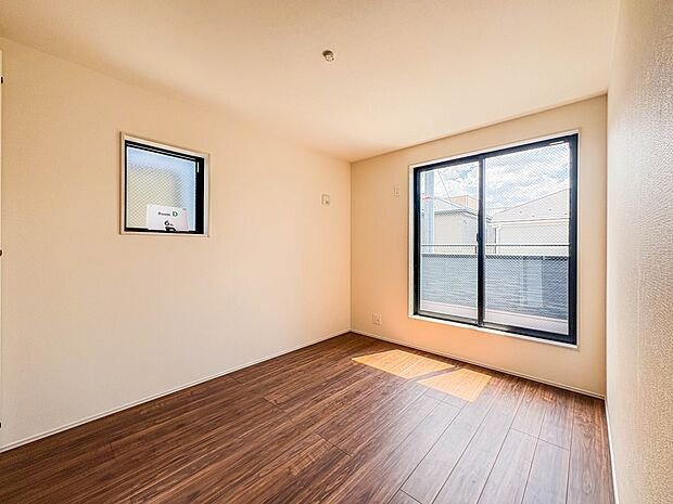 1号棟【Room-洋室-6帖】  快適に過ごす条件は、一人ひとり違います。だからこそ飾り過ぎないシンプルな内装と偏り過ぎないデザインで統一しました。
