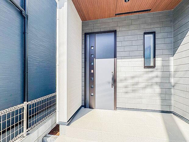 3号棟【玄関】玄関へ向かうまでのアプローチに漂う上質が期待感をもたせます。玄関は建物の顔。落着きを醸し出した自己主張が心に訴えてきます。