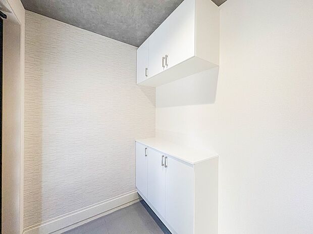 3号棟【シューズボックス（下駄箱）】  大型のシューズボックスには靴やブーツ、サンダルはもちろん、ハンカチや手袋、バック類などのお出かけ用品、印鑑や朱肉なども収納可能です。