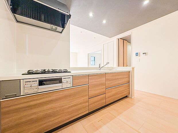 3号棟【キッチン】ナチュラルな自然光の中での調理。会話が弾む対面型キッチン。お洒落な食器類を余裕で収納できるスペース。動きやすい女性目線のキッチン動線。これからはお料理をつくる時間が劇的に変…