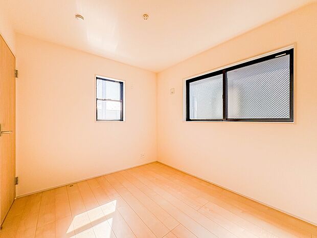 3号棟【Room-洋室-5.2帖】  快適に過ごす条件は、一人ひとり違います。だからこそ飾り過ぎないシンプルな内装と偏り過ぎないデザインで統一しました。