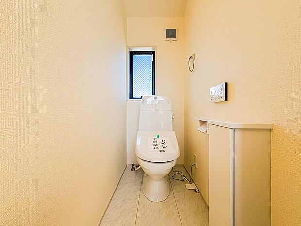 3号棟【トイレ】トイレ・ウォシュレット付。快適で衛生的な洗浄機能付温水シャワートイレです。