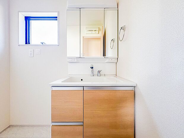 【洗面台】 十分な大きさの洗面台は、身だしなみチェックや歯磨きなど、朝の慌ただしい時間でもホテルライクなスペースで余裕とゆとりを感じて頂けます。