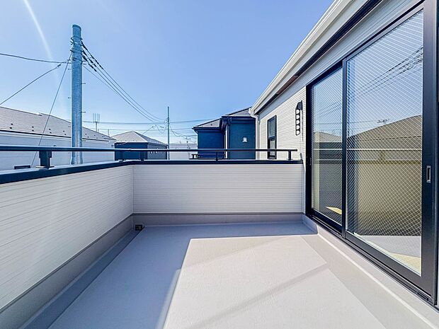 3号棟【バルコニー】  バルコニーから差し込む陽光・通風は、住環境・快適性と共に有り続ける貴重な「財産」です。