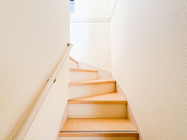 3号棟【手すり付階段】手すりがないと階段の昇り降りで危険なことはもちろん、壁に手をつきながら歩くことで壁紙が汚れやすくなります。すべての方に快適に昇り降りしていただくため、手すりを設置しまし…