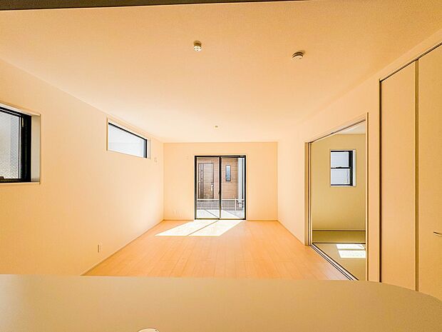 3号棟【LDK16帖】会話でホッとコミュニケーションできるリビング。料理でホッとハピネスになるキッチンなど。人をホッとさせる最新設備・仕様を採用しています。