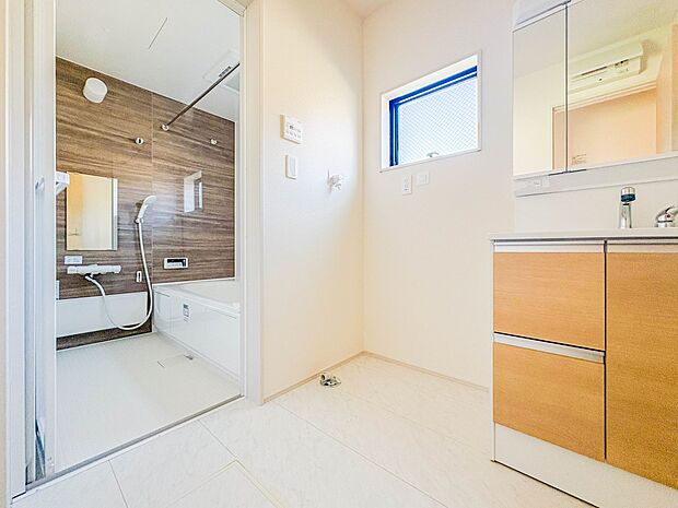 3号棟【脱衣所】洗面所は小さなプライベートスペース。歯磨き、洗顔と毎日施す個人空間。