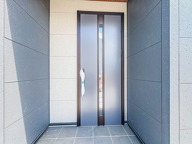 【玄関】ここから始まる「日常」はご家族にとってかけがえのない時間となります。少しでも豊かに、快適に。そんな想いから本邸宅は生まれました。　