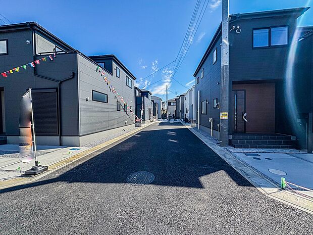 【前面道路】陽当りや通風性など各所に施された工夫で住みやすさを実現。部屋の大きさや周辺環境・街並など、資料には掲載していない情報が現地にはたくさんございます。是非ご確認下さい。