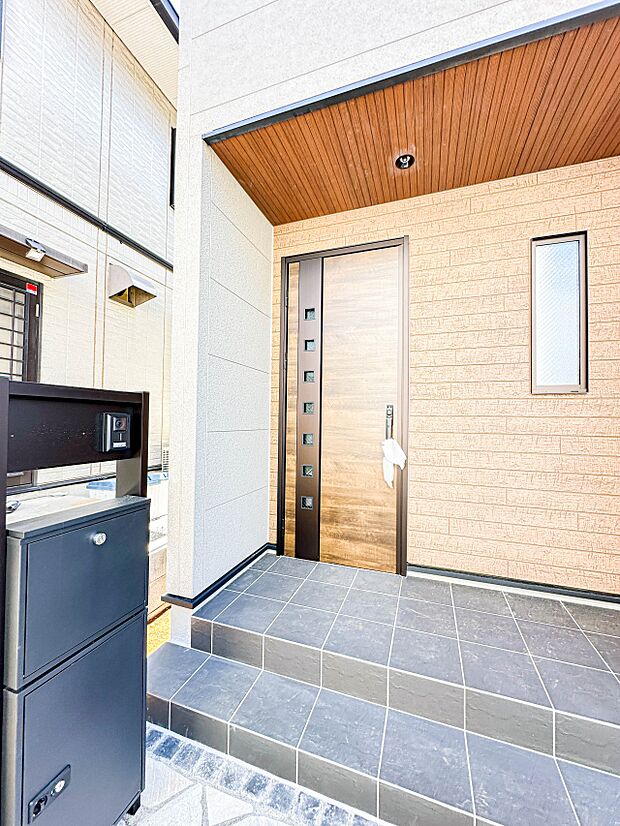 【玄関】玄関はおうちの顔と言われます。玄関アプローチは、外観デザインの印象を左右します。