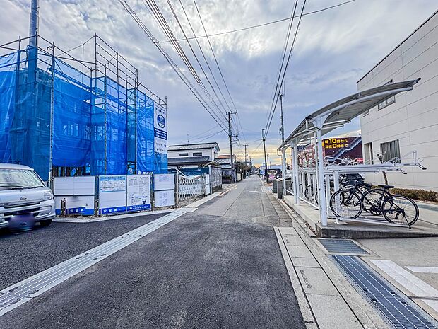 【前面道路】車の通行が少ないので、静かな住環境を維持することができます。