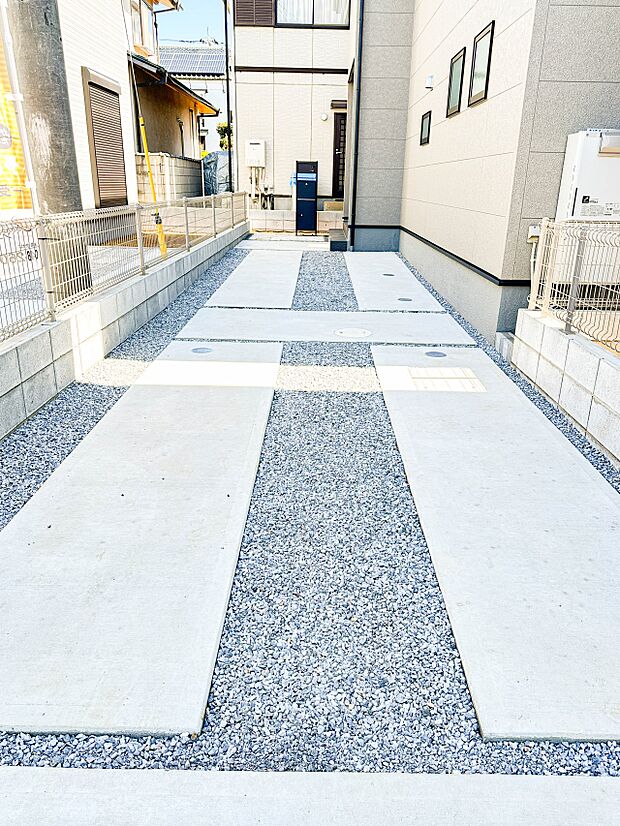 【駐車場】カースペース2台可／駐輪スペース。広々カースペースです。自転車、バイクなども置き場に困りません。