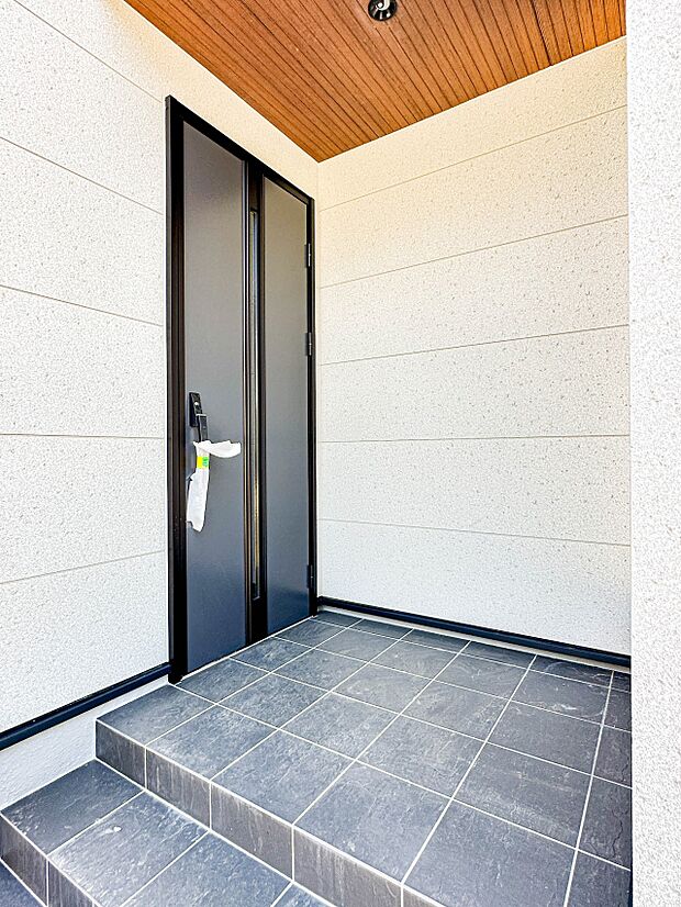 【玄関】玄関へのアプローチ。居住者の帰り、訪れる方を優しく迎える・安らぎに満ちた生活空間を予感させる。健やかな暮らしを楽しめそう。