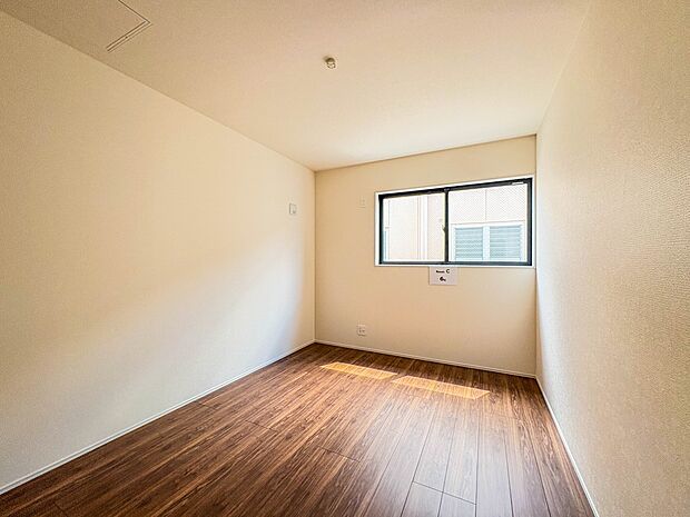 1号棟【Room-洋室-6帖】  快適に過ごす条件は、一人ひとり違います。だからこそ飾り過ぎないシンプルな内装と偏り過ぎないデザインで統一しました。