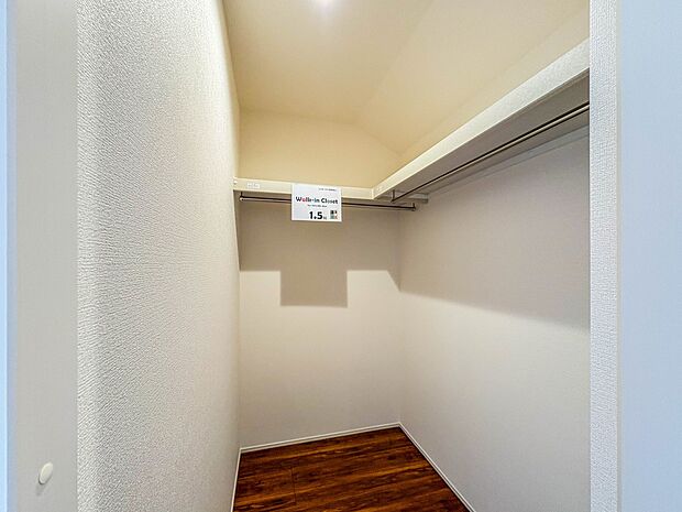 5号棟【WIC（ウォークインクローゼット）】  たくさんの洋服をかけてもシワになりにくいウォークインクローゼット。洋服以外にも、普段使わない家電やスーツケース、ストック品など何でも片付く嬉し…