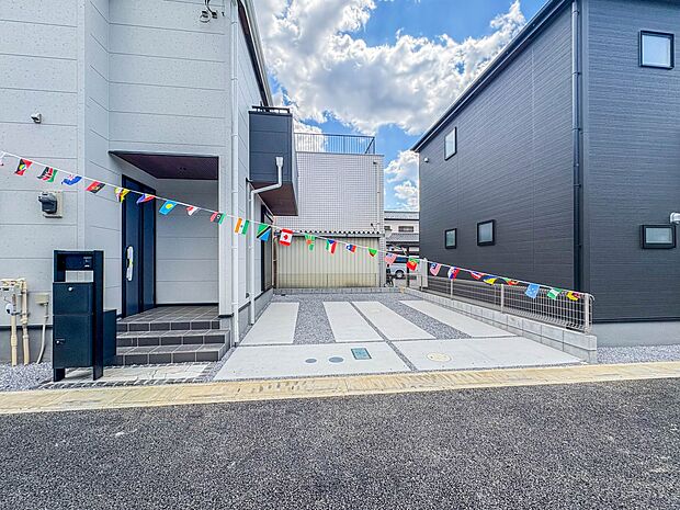 【駐車場】カースペース2台可。車が1台なら、来客用の駐車場や、駐輪スペースとしてご活用ください。