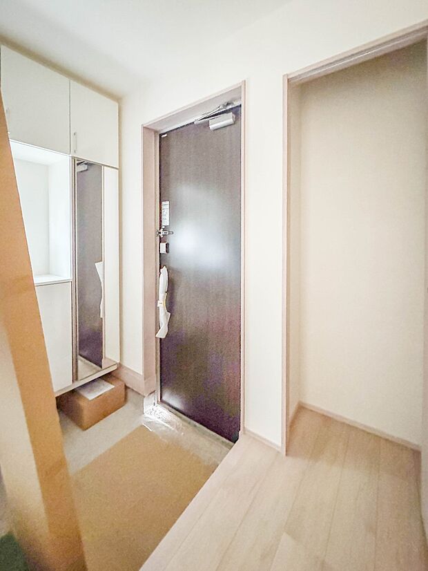 F号棟【玄関】玄関はおうちの顔と言われます。玄関アプローチは、外観デザインの印象を左右します。ご家族の個性を出しながら、素敵な玄関でお客様をお迎えしてください。