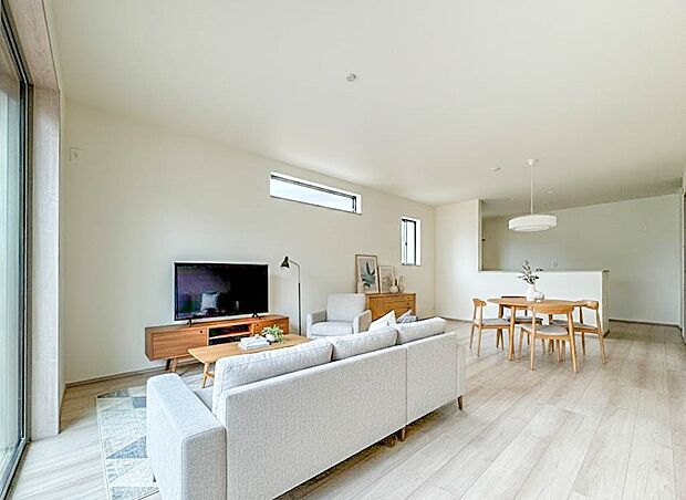 F号棟【LDK19帖】明るく開放的な空間が広がるLDK。※生成AIによるイメージです。家具・小物は販売価格に含まれません。