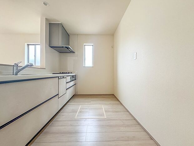 F号棟【キッチン】カウンターキッチンは広くて収納力もあるので、快適に料理をすることができます。食器や炊事用具を手の届くところに配置しやすいため調理もスピーディーですよ。