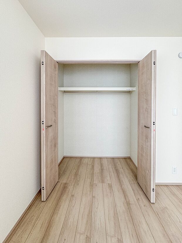 F号棟【収納　洋室7帖】各部屋を最大限に広く使って頂ける様、全居住スペースに収納付。プライベートルームはゆったりと快適に。