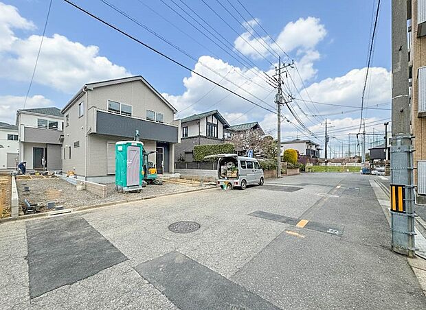 【前面道路】陽当りや通風性など各所に施された工夫で住みやすさを実現。部屋の大きさや周辺環境・街並など、資料には掲載していない情報が現地にはたくさんございます。是非ご確認下さい。