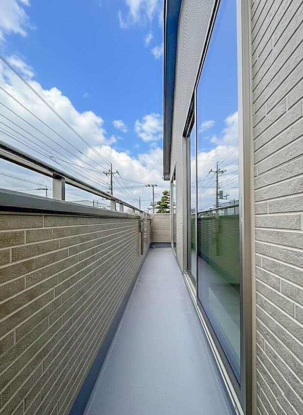 F号棟【バルコニー】  バルコニーから差し込む陽光・通風は、住環境・快適性と共に有り続ける貴重な「財産」です。