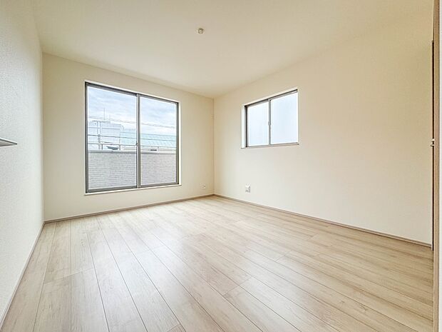 F号棟【洋室7帖】柔らかな陽光とフローリングの色味が調和した快適な空間。