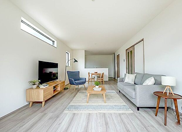 F号棟【LDK19帖】インテリアショップで見掛けた「あの家具」も置ける、ゆったりとした空間。時に広さが上質な寛ぎの時間になる事も。※CGにて家具を配置しています。