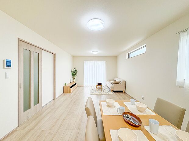 F号棟【LDK19帖】忙しい朝でも家族揃って食事をしたいゆとりあるダイニングスペース。
